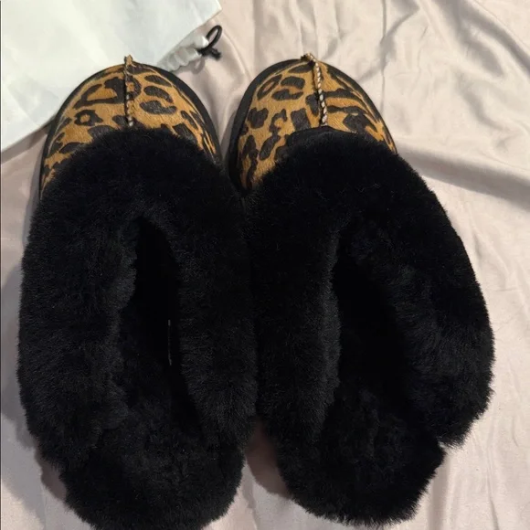 UGG Animal Print Slippers with Plush Black Lining with dust bag - Picture 1 of 6